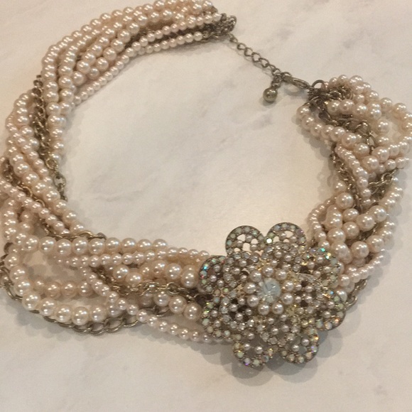 Woven Pearl and gold necklace with flower brooch. - Picture 2 of 3